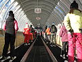 Double tapis roulant avec galerie de protection Funbelt pour skieurs à Val Thorens (France).