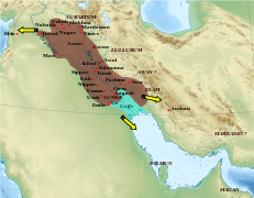 Étendue approximative de l'empire d'Akkad à son apogée v. 2250 av. J.-C., et direction des campagnes militaires extérieures.
