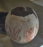 Oeuf d'autruche décoré provenant de la nécropole de Puig des Molins. Musée archéologique national de Madrid.