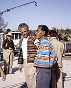 Nicholas Ray (à gauche) durant le tournage de La Forêt interdite (1958).