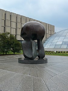 « Énergie nucléaire », sculpture d'Henry Moore célèbrant la première réaction en chaîne contrôlée.
