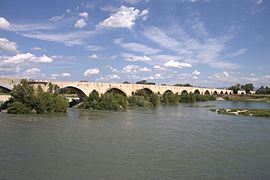 Le pont médiéval franchissant le Rhône, à Pont-Saint-Esprit