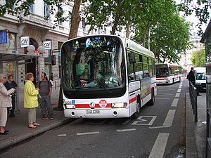 Photographie d'un bus électrique à l'arrêt, numéroté 91.