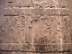 Le roi Jéhu d'Israël aux pieds de Salmanazar III d'Assyrie, v. 825 av. J.-C. Détail de l'« obélisque noir », British Museum.