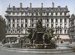 Après la construction de la galerie des Terreaux et l'installation de la fontaine Bartholdi à son emplacement initial (années 1890).