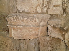 vue d'un chapiteau réutilisé dans un mur
