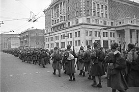 Troupes soviétiques montant au front (novembre 1941).