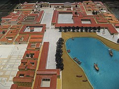 Maquette du port et du marché de Milet. La porte monumentale reconstituée au Pergamon Museum de Berlin est en haut à gauche