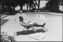 Nixon dans une chaise longue au bord d'une piscine