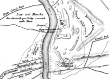 Plan montrant le terrain du site de Babylone tel qu'il était en 1829. Divers monticules, affleurements rocheux et canaux sont montrés, avec le Tigre traversant la carte en son centre. Un monticule identifié de la lettre "E" marque l'endroit de la découverte du cylindre de Cyrus en 1879.