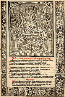 Détail d'un manuscrit écrit en latin, en haut un dessin montrant un homme sur un trône