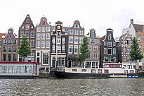 Häuserzeile Amstel 84-112, mit den für Amsterdam typischen, verhältnismäßig hohen und leicht „schiefen“ Gebäuden