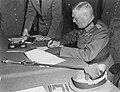 À Berlin, le 8 mai, le maréchal Wilhelm Keitel signe l’acte de capitulation de la Wehrmacht.