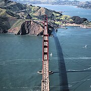 Vue aérienne de pont du Golden Gate, prise du sud. Avril 2018.