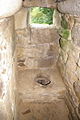 Exemple de latrine vue de l'intérieur avec son siège en pierre.