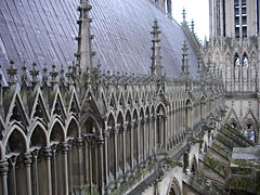 L'arcature ceinturant la base de la toiture est formée d'arcs ornés de trilobes et coiffés de gâbles[75].