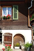 Maison à Schwarzenburg, canton de Berne. Façade couverte de bardeaux arrondis.