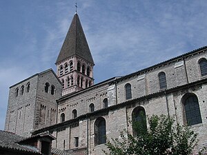 Tournus, église Saint-Philibert. Façade méridionale du vaisseau (seconde moitié du Xe siècle) et clocher occidental (vers 1020-1030) datant du premier art roman méditerranéen.