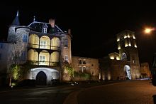 Photographie du logis abbatial du Moutier pris de nuit.