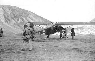 Mussolini dans l'avion Fieseler Fi 156 "Storch" prêt à décoller.