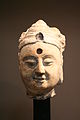Tête de Pratyeka Buddha (Bizhijiafo). Grès, H. : 33 cm. Fin du VIe siècle. Musée Cernuschi. Site du musée.