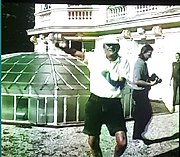 Helmut Newton devant le dôme de l'atrium lors d'un shooting avec Carla Bruni.