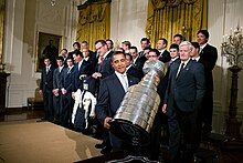 Photographie du président Obama avec l'équipe 2008-2009 et la Coupe Stanley