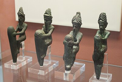 Clous-figurines de fondation en forme de divinités. British Museum. Traduction de l'inscription : « Pour Ningirsu, le héros puissant d'Enlil, son roi, Gudea, l'ensí de Lagash, construisit son Eninnu, l'Anzu blanc[57]. »