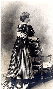 Photographie de 1904 représentant Mel Bonis accoudée à une chaise.