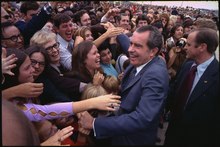 Nixon avec un grand sourire au milieu d'une foule en liesse
