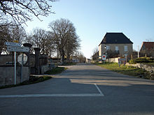 La route départementale 383 est la principale route d'entrée du village