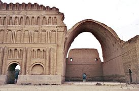 La grande arche Taq-e Kisra à Ctésiphon (Irak), milieu du VIe siècle.
