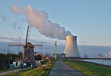Le moulin à vent et une des tours aéroréfrigérantes de la centrale nucléaire de Doel (province de Flandre-Orientale).