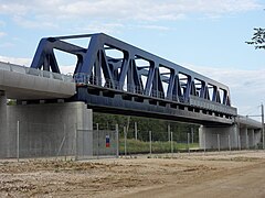 Bifurcation de Villers-les-Pots. Le pont-rail de franchissement des voies 1 et 2 de la ligne Dijon-Dole.