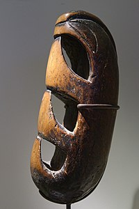 Tambour à friction utilisé pour la cérémonie du malagan, Nouvelle Irlande, XIXe siècle.