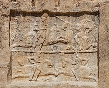 bas-relief représentant des affrontements entre cavaliers