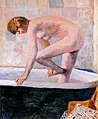 Tableau montrant dans une baignoire d'extérieur noir une femme aux chairs roses en équilibre sur une jambe et se tenant d'une main au rebord pour se laver le pied gauche, sur fond de carrelage pastel