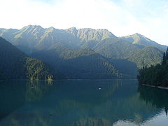 Les montagnes du Caucase entourant le lac Ritsa.