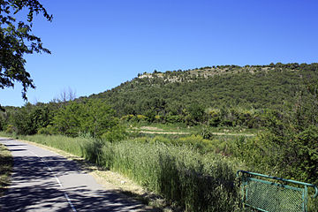 La colline de la Roque de Vif sur laquelle se trouve l'oppidum gaulois de Nages.