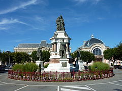 photographie montrant le monument des Trois Sièges avec vue sur la statue du colonel Denfert-Rochereau.