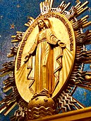 Notre-Dame de la Médaille Miraculeuse dans la chapelle qui lui est dédiée, don de la Congrégation de la Mission (Lazaristes), des Filles de la Charité et de l'Association de la Médaille Miraculeuse.
