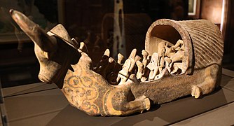 Barque en terre cuite en forme de taureau, et figurines féminines. Période de Kot Diji (v. 2800-2600 av. J.-C.). Collection privée[132].