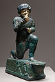 L'« adorant de Larsa », statuette d'un homme en position de prière à main levée, offerte au dieu Amurru, XVIIIe siècle av. J.-C., musée du Louvre.
