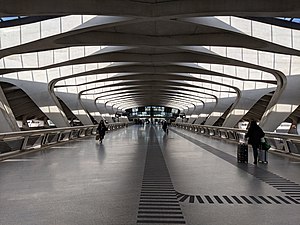 La gare TGV de l'aéroport Saint-Exupéry par Calatrava.