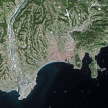 Vue aérienne de Nice orientée nord avec les pistes de l'aéroport en bas à gauche.
