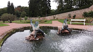 La fontaine de la roseraie du château de Drée