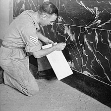 Au Caire, vers 1945-47, sergent de l'armée britannique réalisant sur un mur un effet de marbre en trompe-l'œil, dans le cadre d'une formation professionnelle en peinture et décoration devant le préparer à son retour prochain à la vie civile.
