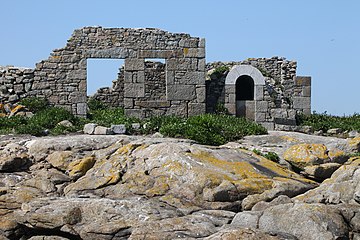 Les restes d'une maison de carrier sur l'Île aux oiseaux, dans l'ouest de l'archipel de Chausey.