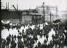 Photo du chantier naval de Harland and Wolff. En fin de journée, les ouvriers laissent le Titanic.