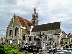 Vue d'ensemble de l'église Saint-Denis depuis le nord-ouest.